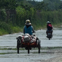 Tại sao ngày nắng nóng thường thấy vũng nước trước mặt?