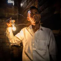 Dị nhân Ấn Độ ăn 1.100 volt điện thay cơm
