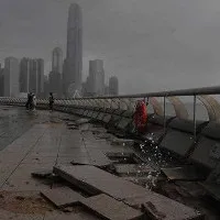 Vỉa hè vỡ nát, ôtô chìm nghỉm trong siêu bão Hato ở Trung Quốc