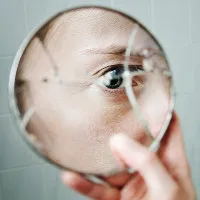 Lý do nhiều người tin vỡ gương mang lại điềm xấu