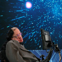 Stephen Hawking: Con người sẽ sống trên hành tinh khác trong 100 năm tới