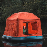 Túp lều nổi này chính là món quà đáng mơ ước cho người dân vùng lũ