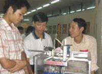 Cậu học trò Lạng Giang và Robot thực hành hóa học