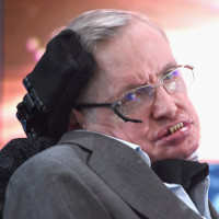 Stephen Hawking cảnh báo AI có thể thay thế hoàn toàn con người