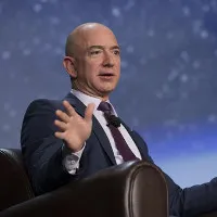 Tỷ phú Amazon: "Con người cần lên vũ trụ để bảo vệ Trái đất"