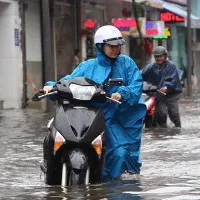 Áp thấp nhiệt đới tan, lũ miền Trung lên nhanh