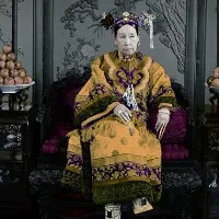 Cuộc sống xa hoa tột bậc của Từ Hy Thái Hậu: Ăn 120 sơn hào hải vị mỗi bữa, có riêng một tuyến đường sắt đi lại trong cung