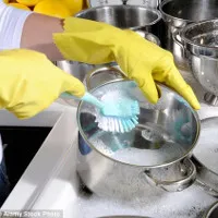 Tin "mừng": Chăm rửa bát, giặt quần áo sẽ giúp phụ nữ sống thọ hơn
