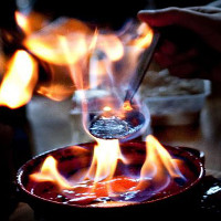 Bí ẩn vùng đất nơi người dân uống “lửa xanh” để xua tan tội lỗi