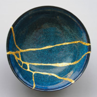 Kintsugi: Kỹ thuật phục chế đồ gốm bằng vàng tài tình của Nhật Bản