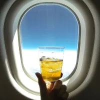 Đây là lý do bạn đừng bao giờ uống nước đá trên máy bay