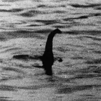 Vật thể nhô cao đầu giống quái vật hồ Loch Ness ở Albania