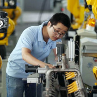 Robot bắt đầu thay thế nhân công làm các công việc nhàm chán, nguy hiểm