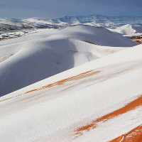 Tuyết rơi phủ trắng sa mạc Sahara