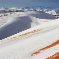 Tuyết rơi phủ trắng sa mạc Sahara