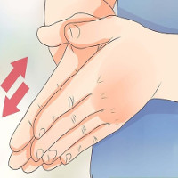 Tay lạnh cóng vì mưa rét, đâu là cách làm ấm tay nhanh và an toàn nhất?