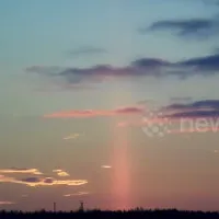 Video: Cột sáng đỏ dựng đứng trên bầu trời Nga