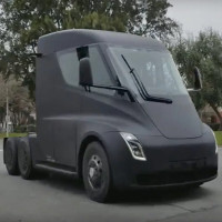 Xem xe tải Tesla Semi lần đầu lăn bánh trên đường phố