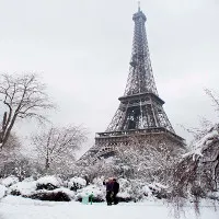 Paris tráng lệ với đợt tuyết rơi kỷ lục trong ba thập kỷ