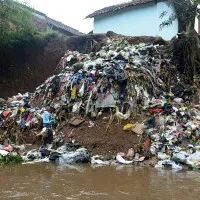 Indonesia "xóa sổ" con sông dơ nhất thế giới