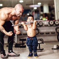 Khoa học mới chứng minh: Con mà giống cha là nhà có "phúc" rất lớn