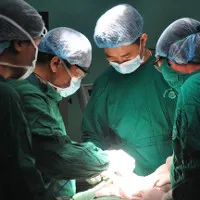 Mắc bệnh hiếm gặp, một cô gái "tự xử" bằng cách ngậm kẹo, uống nước đường