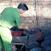 Tác hại kinh hoàng khi "nhuộm" cà phê bằng lõi pin