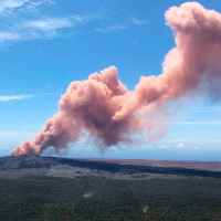 Khói và dung nham đỏ rực phun trào từ miệng núi lửa Hawaii