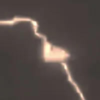 Sốc khi thấy UFO người ngoài hành tinh hút năng lượng từ tia chớp?