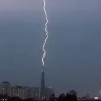 Khoảnh khắc tia sét "xé toạc" bầu trời đánh thẳng vào tòa nhà Landmark 81