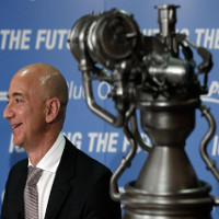 Jeff Bezos: Con người sẽ phải rời Trái đất, làm việc trên Mặt trăng