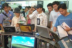 Cuộc chạy đua giá laptop xuống xấp xỉ 600 USD