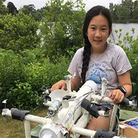 Nữ sinh lớp 6 phát minh robot "săn" rác nhựa trên biển