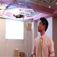 Free Parasol - Drone biến thành chiếc dù che mưa giúp bạn rảnh tay làm việc khác
