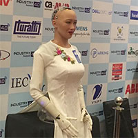 Robot đầu tiên có quyền công dân Sophia ra mắt Việt Nam trong tà áo dài trắng tinh khôi