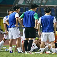 Tại sao cầu thủ thường súc miệng giữa trận đấu?