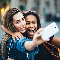 Nghiên cứu khẳng định: Phụ nữ càng chụp nhiều ảnh "tự sướng" sẽ càng nhiều tiền!