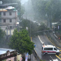 Bão Mangkhut đã đổ bộ Hong Kong với từng cột sóng cao đến 14m