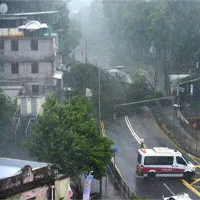 Bão Mangkhut đã đổ bộ Hong Kong với từng cột sóng cao đến 14m