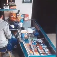 Bát mỳ bất ngờ nổ tung dù không ai đụng vào khiến người xem "thót tim"