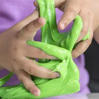 Nguy cơ nhiễm trùng da khi dùng "đồ chơi ma quái" Slime