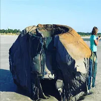 Vật thể lạ giống máy bay ngoài hành tinh trôi dạt vào bờ biển Mỹ
