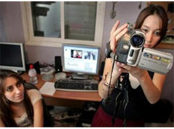 Virus ngắm bắn video clip