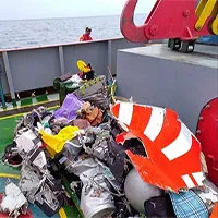 Mảnh vỡ, hành lý, điện thoại trôi nổi tại nơi máy bay Indonesia rơi
