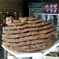 Người dân săn được tổ ong “khủng” 10 tầng ở biên giới Nghệ An - Lào