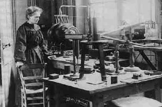 Sự khám phá chất phóng xạ của Marie Curie
