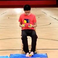 Giải 3 khối rubik bằng cả tay và chân