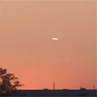 "UFO hình điếu xì gà" lơ lửng trên bầu trời Mỹ