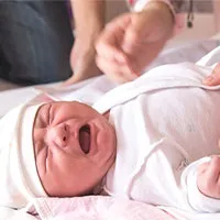Lý giải tại sao tiếng trẻ em khóc lại "đinh tai nhức óc" và khó chịu đến vậy?