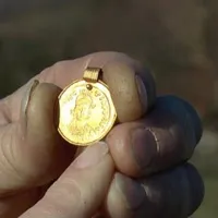 Ngỡ ngàng khi nhặt được mặt dây chuyền vàng 1.500 tuổi trên cánh đồng